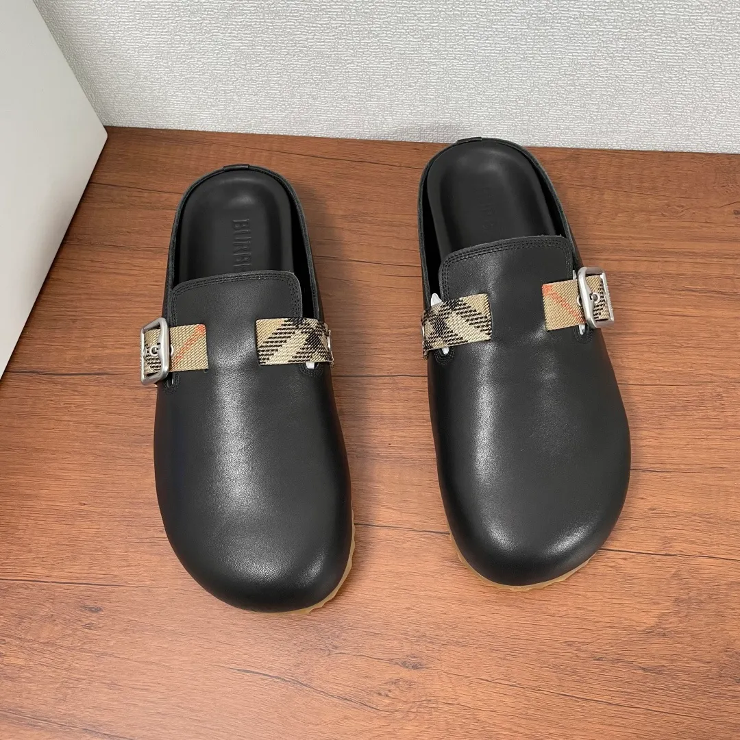 P380 Burberry's new men's checkered leather Urchin half-flop. Made of soft suede cowhide and calfskin, this half-flop sandal features an adjustable B-shaped buckle strap and is decorated with the signature sand-colored Burberry check in jacquard worsted. The upper wraps around the midsole and is paired with a sole made of the same upper material with an embossed logo on the heel and a wavy rubber outsole embellished with the Burberry lettering. Fashionable and casual! Comes with full set of original packaging dust bag! Code number: 39-40-41-42-43-44 standard code (38/45 can be customized and returns and exchanges are not supported) No. 012
